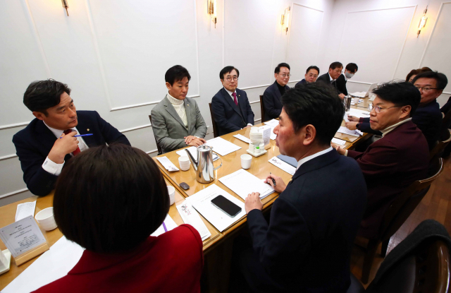 국민의힘 부산 국회의원들이 30일 국회에서 개최한 오찬 회동에서 가덕신공항 조기 건설, 원전 핵폐기물 처리 문제를 논의했다. 김종호 기자 kimjh@