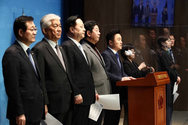 더불어민주당 부.울.경 국회의원과 시도당위원장들이 31일 국회 소통관에서 윤석열 정부와 국민의힘의 가덕신공항 홀대를 좌시하지 않겠다는 내용의 기자회견을 하고 있다. 김종호 기자 kimjh@