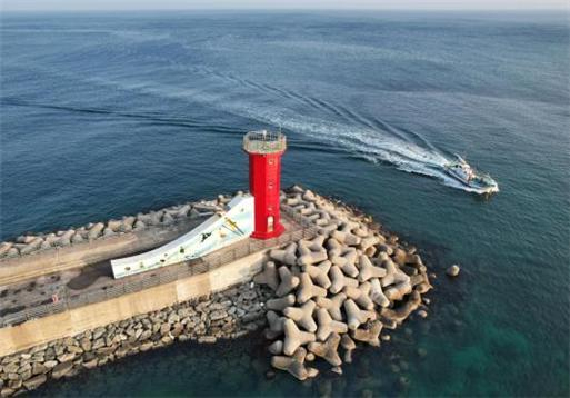 2월 이달의 등대로 선정된 강원도 속초시 설악항 방파제 등대. 해수부 제공