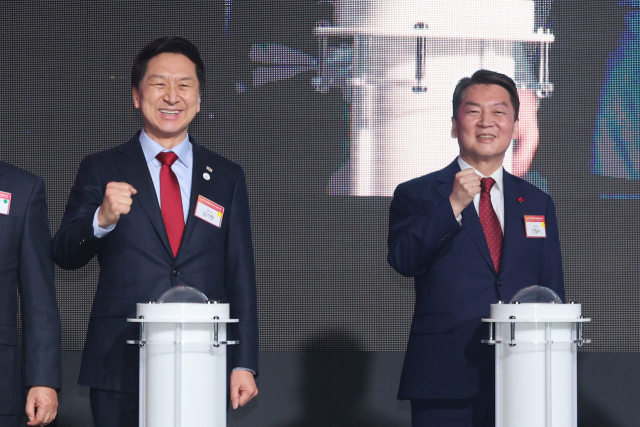 국민의힘 김기현 의원(왼쪽)과 안철수 의원이 지난달 서울에서 열린 2023 부산 출향인사 초청 신년인사회에서 나란히 참석했다. 연합뉴스