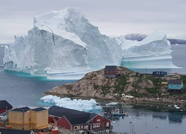2018년 높이 100m에 달하는 빙산이 그린란드 서쪽의 작은 해안 마을 이나르수트 바로 앞까지 떠내려 온 모습. 이 빙산은 거대한 빙하에서 쪼개져 나온 것이다. 부산일보DB