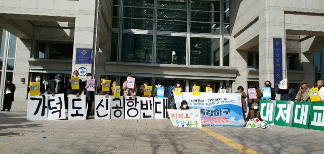 낙동강하구지키기전국시민행동은 1일 오전 11시 10분 부산시청 앞 광장에서 기자회견을 열고 부산시가 낙동강 하구 습지에 추진되는 대규모 토목사업을 규탄하는 성명서를 발표했다. 낙동강하구지키기시민행동 제공