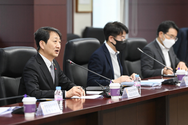 안덕근 산업통상자원부 통상교섭본부장이 1일 오후 2시 서울 종로구 한국무역보험공사 대회의실에서 업종별 협회 관계자가 참석한 가운데 ‘제1차 수출상황점검회의’를 주재하고 있다. 산업부 제공