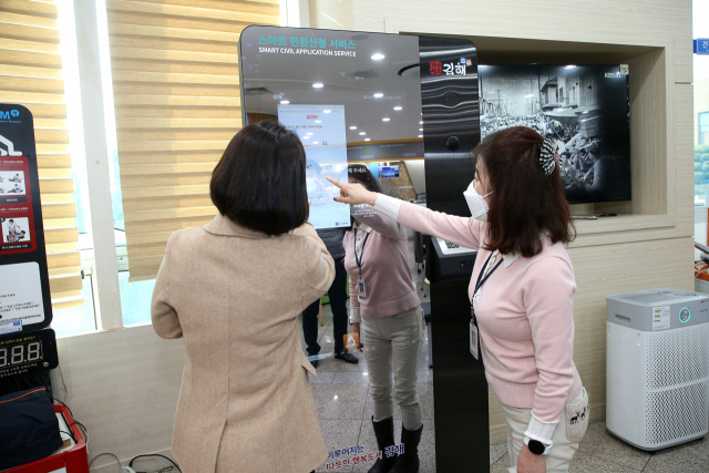 김해시청에 설치된 키오스크. 이경민 기자