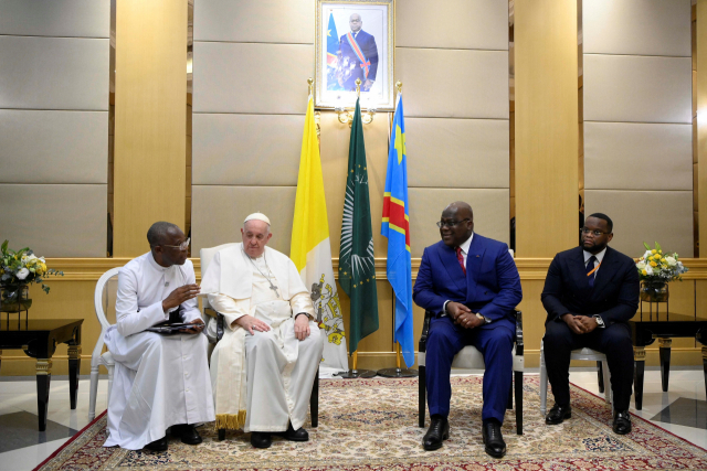 프란치스코 교황(왼쪽 두 번째)이 지난달 31일(현지시간) 민주콩고 킨샤사에서 펠릭스 치세케디 대통령을 만나고 있다. 프란치스코 교황은 이번 아프리카 방문에서 특히 아프리카에 대한 자원 착취를 강력하게 비판했다. 로이터연합뉴스