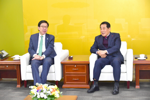 나동연 양산시장은 1일 낙동강협의체를 대표해 박형준 부산시장을 만나 생태 탐방선의 유람선 승격 등이 담긴 협의체 명의의 공동건의문을 전달하고 의견을 교환하고 있다. 양산시 제공