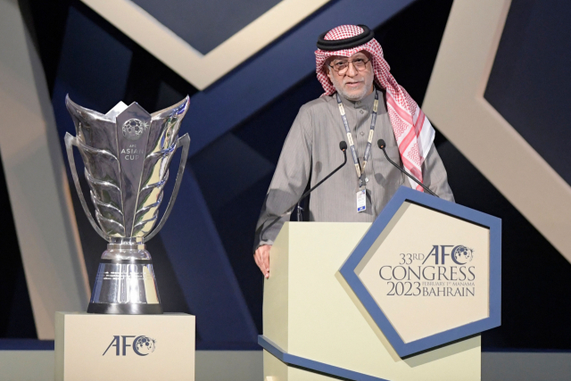 살만 빈 이브라힘 알칼리파 아시아축구연맹(AFC) 회장이 1일(한국시간) 바레인 마나마에서 열린 제33차 AFC 총회에서 2027년 아시안컵 개최지를 발표하고 있다. AFP연합뉴스
