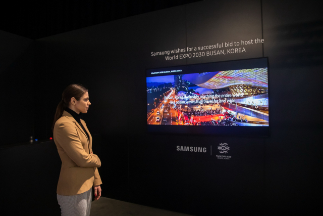3일(현지시간)까지 스페인 바르셀로나에서 열리는 유럽 최대 디스플레이 ‘ISE 2023’에서 삼성전자 사이니지 신제품을 통해 상영된 부산엑스포 홍보 영상.삼성전자 제공