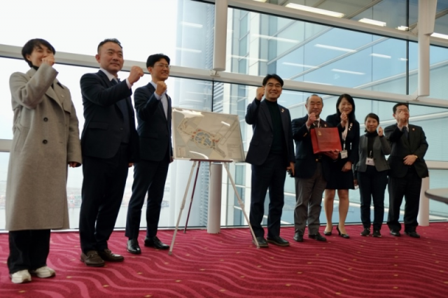 2025오사카·간사이세계박람회 개최 부지를 둘러본 부산시 이성권 경제부시장과 대한상의 관계자들이 오사카시 관계자들과 상생을 위한 협조를 다짐하며 2일 기념촬영을 하고 있다. 부산시 제공