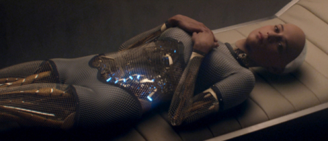 여성의 형상을 한 로봇이 인간 남성을 유혹하는 영화 <엑스 마키나>의 한 장면. 부산일보DB