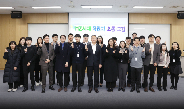 MZ세대 직원들과 함께 한 김종호 기술보증기금 이사장(앞줄 가운데)