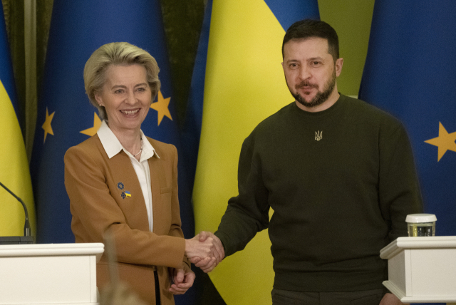 우크라이나를 방문한 우르줄라 폰데어라이엔 유럽연합(EU) 집행위원장(왼쪽)이 2일(현지시간) 키이우에서 볼로디미르 젤렌스키 우크라이나 대통령과 만나 악수하고 있다. 폰데어라이엔 위원장은 자신의 트위터 계정을 통해 
