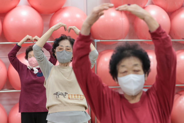 실내마스크 착용 의무 해제 이틀째인 31일 오전 시민들이 서울 시내 한 체육센터에서 열린 레크리에이션 프로그램에 마스크를 쓰고 참여하고 있다. 연합뉴스