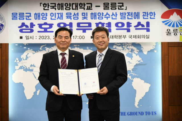 협약서를 들고 기념사진을 촬영하고 있다. 왼쪽이 도덕희 총장, 오른쪽이 남한권 군수