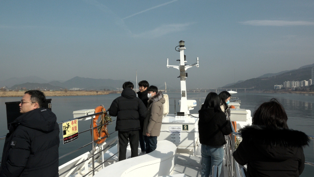양산시가 24일까지 낙동강 뱃길 복원 관광 자원화 사업의 원활한 추진과 이해도를 높이기 위해 전 직원을 대상으로 생태 탐방선을 타는 벤치마킹을 시행 중에 있다. 양산시 제공