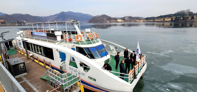 시는 2일과 3일 충주시 탄금호에서 운항 중인 전기유람선 벤치마킹을 실시하고 있다. 김태권 기자