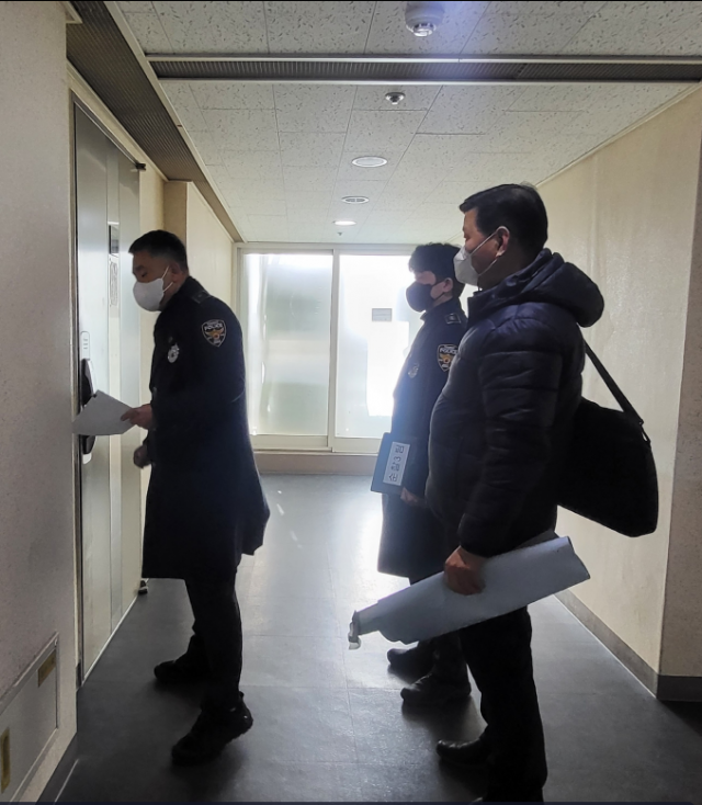 수영구청과 남부경찰서 직원들이 미신고 불법 공유숙박업을 운영하는 업소들을 단속하고 있다. 수영구청 제공