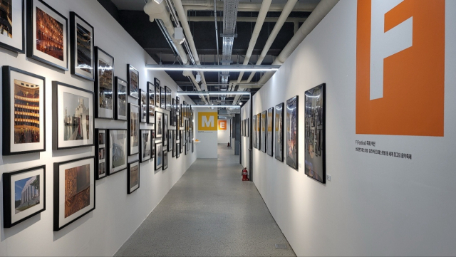 ‘역사(Station)에서 만나는 세계 시그니처문화공간 여행’ 1층 전시 장면 전경. 스페이스움 제공