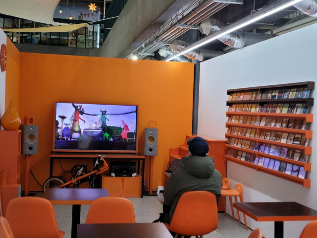 ‘역사(Station)에서 만나는 세계 시그니처문화공간 여행’ 1층 라운지 섹션. 스페이스움 제공