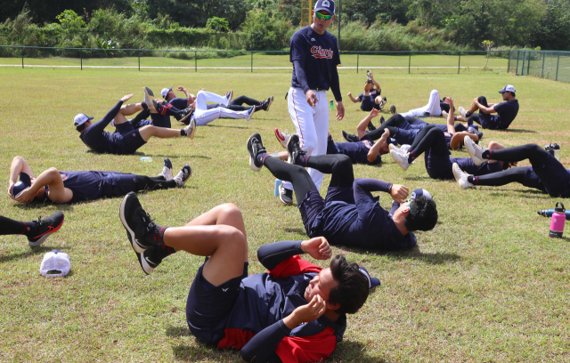 미국 괌에서 진행되는 롯데 자이언츠 전지훈련에서 한 시즌 내내 선수들의 체력을 유지하기 위한 컨디셔닝 훈련이 선수들 사이에서 공포의 대상이 되고 있다. 6일 오전 괌 데데도스포츠콤플렉스 구장에서 투수조들이 컨디셔닝 훈련을 하고 있다. 괌(미국)=정종회 기자 jjh@