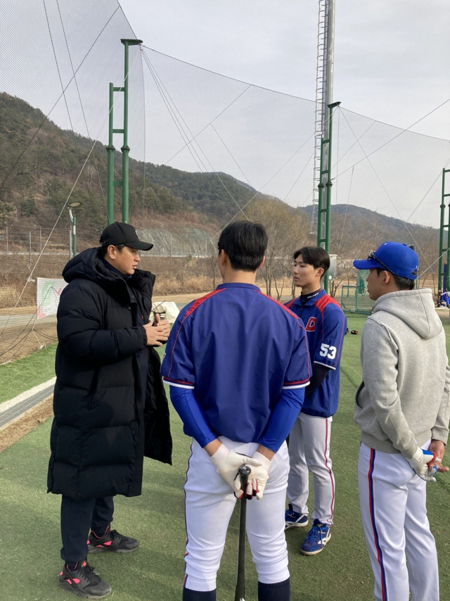 은퇴한 야구 스타 이대호가 2일 동의과학대 선수들을 지도하고 있다. 동의과학대 제공
