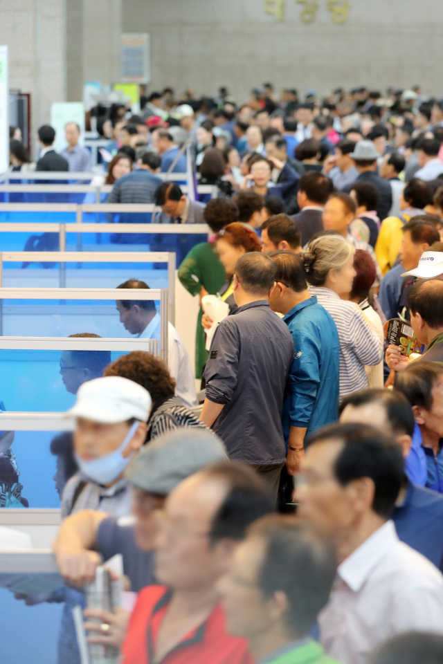 2019년 부산시청 1층 로비에서 열린 부산 장·노년일자리박람회’ 모습. 부산일보DB