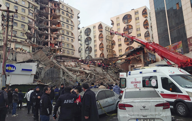 6일(현지시간) 오전 튀르키예 동남부에서 규모 7.8의 지진이 발생해 600명 이상이 숨지고 수천 명이 다친 것으로 집계됐다. 지진 피해를 입은 튀르키예 디야르바키르주에서 의료진과 구급대원들이 구조작업을 벌이고 있다. AP연합뉴스