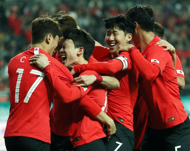 새 한국 축구대표팀 감독의 데뷔전이 될 올해 첫 A매치 상대가 콜롬비아로 정해졌다. 한국과 콜롬비아는 2019년 3월에 이어 내달 24일, 3년 만에 A매치 맞대결을 펼친다. 2019년 평가전에서 한국의 이재성이 두 번째 골을 성공시킨 후 손흥민 등 동료들과 기뻐하고 있다. 연합뉴스