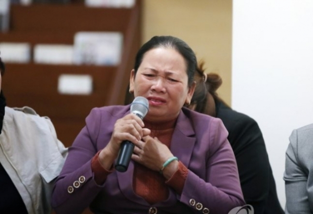 2019년 4월 광주 서구 5·18기념문화센터에서 한국군의 민간인학살을 기록한 전시회에 참석한 응우옌 득쩌이 씨의 조카인 베트남 피해자 응우옌 티탄 씨가 당시의 상황을 회상하며 울먹이는 모습. 연합뉴스