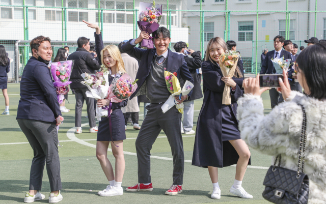 7일 부산 연제구 이사벨고등학교 제56회 졸업식에서 졸업생들이 환하게 웃으며 기념사진을 찍고 있다.