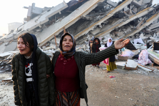 강진 발생 다음 날인 7일(현지시간) 튀르키예 하타이의 무너진 건물 잔해 부근에서 피해 주민들이 울부짖고 있다. 연합뉴스