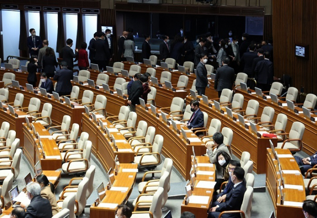 지난달 30일 국회에서 열린 본회의에서 국민의힘 의원들이 양곡관리법 개정안 부의의 건 표결에 참여하지 않은 채 퇴장하고 있다. 연합뉴스
