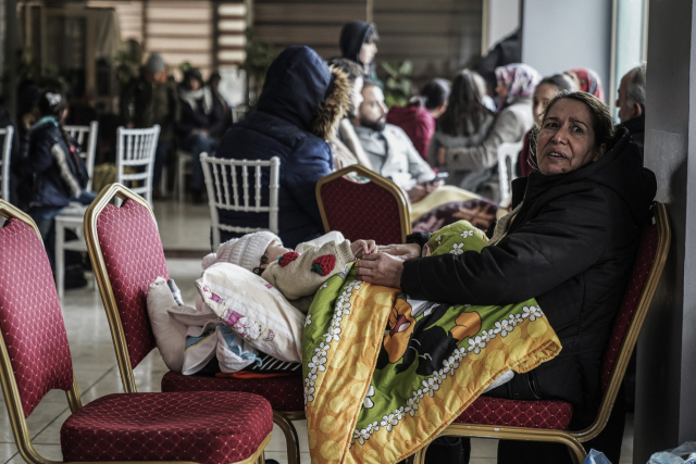지난 6일(현지시간) 규모 7.8의 강진이 발생한 튀르키예 가지안테프의 한 대피소에 피난민들이 모여있다. 이번 지진으로 튀르키예 남동부와 시리아의 사상자가 급증한 데 이어 일부 생존자는 영하의 날씨에 노숙해야만 하는 처지에 내몰렸다. AP연합뉴스연합뉴스