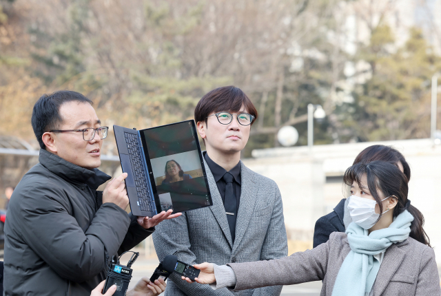 베트남전쟁 당시 한국군의 민간인 학살 피해 생존자인 응우옌 티탄씨가 7일 오후 서울 서초구 서울중앙지법에서 열린 대한민국 상대 민사소송 1심 선고 공판에서 일부 승소한 뒤 화상 연결을 통해 소감을 말하고 있다. 이날 재판부는 