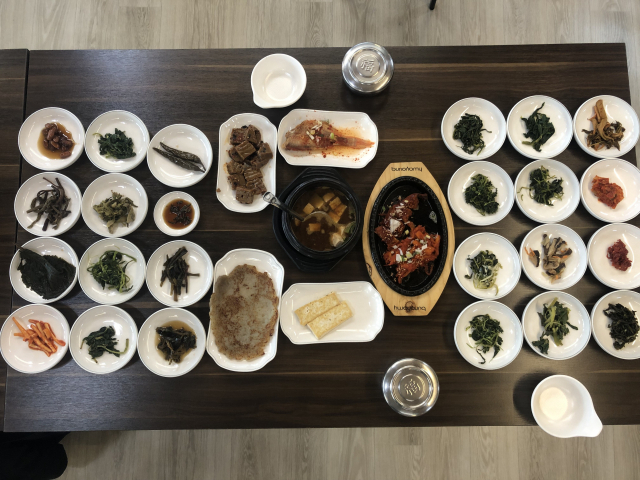 월정사 입구 산채백반거리에 있는 경남식당. 산채정식 상차림에 20여 가지 나물이 나온다.