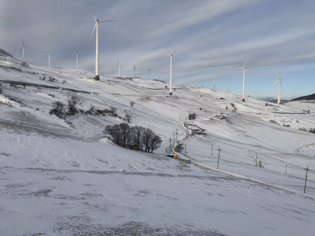 매봉산 ‘바람의언덕’. 바람이 들어간 이름답게 풍력발전기 수십 개가 능선을 따라 설치돼 장관을 이룬다.