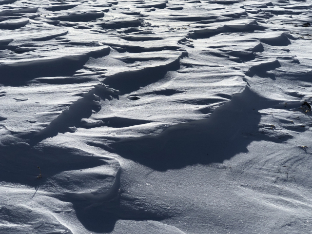 귀네미마을의 바람이 빚은 기이한 형상의 눈밭.