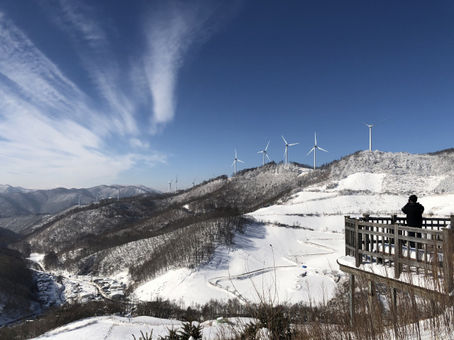 태백 귀네미마을 전망덱 부근에서 바라본 전경. 왼쪽 아래 마을부터 멀리 뒤쪽으로 백두대간 능선까지 한눈에 들어온다.
