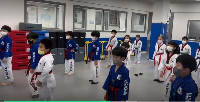 태권도를 비롯한 체육학원비 교육비 세액공제 대상을 미취학 아동에서 초등학생 자녀까지 확대하는 내용의 ‘소득세법 개정안’이 대표발의됐다. 초등학생 태권도 수업 이미지 캡처