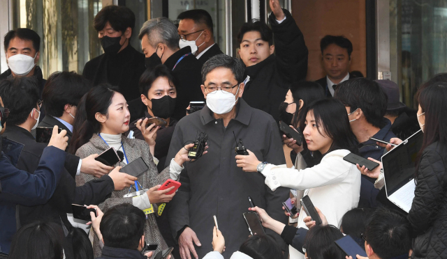 '대장동 일당'에게서 아들 퇴직금 등의 명목으로 거액의 뇌물을 수수한 혐의로 재판에 넘겨진 곽상도 전 국회의원이 8일 오후 서초구 서울중앙지법에서 열린 1심 선고 공판을 마친 후 법정을 나서며 취재진 질문에 답하고 있다. 연합뉴스