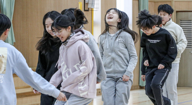 실내 마스크 착용 의무가 해제된 1월 30일 부산 해운대구 신재초등학교 실내체육관에서 마스크를 벗은 학생들이 체육활동을 하며 즐거워하고 있다. 김종진 기자 kjj1761@