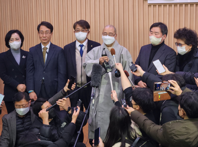 원우 스님 등 충남 서산시 부석사 관계자들이 지난 1일 대전고등법원에서 ‘불상 소유권’ 항소심 관련, 심경과 향후 계획 등을 밝히고 있다. 연합뉴스
