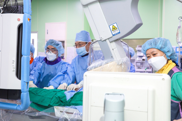 부산대병원 타비팀이 인공판막을 삽입하는 타비 시술을 하고 있다. 부산대병원 제공