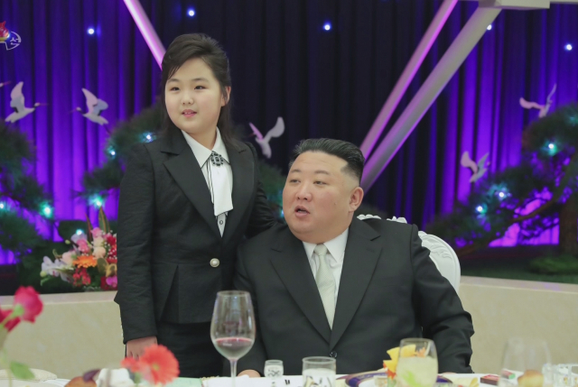 북한 김정은 국무위원장이 건군절(인민군 창건일)을 기념해 지난 7일 딸 김주애와 함께 인민군 장병들의 숙소를 방문했다. 연합뉴스