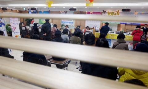 고유가·고물가 등 외부 요인에 의한 막대한 이익에 따라 사회의 양극화가 심화한다면 이를 개선하기 위한 제도 설계 논의는 필요해 보인다. 부산 시내 은행의 창구 모습. 부산일보DB