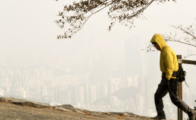 부산에 초미세먼지 주의보가 발효된 지난 1월 5일 부산 황령산에서 내려다본 도심의 모습. 부산일보DB