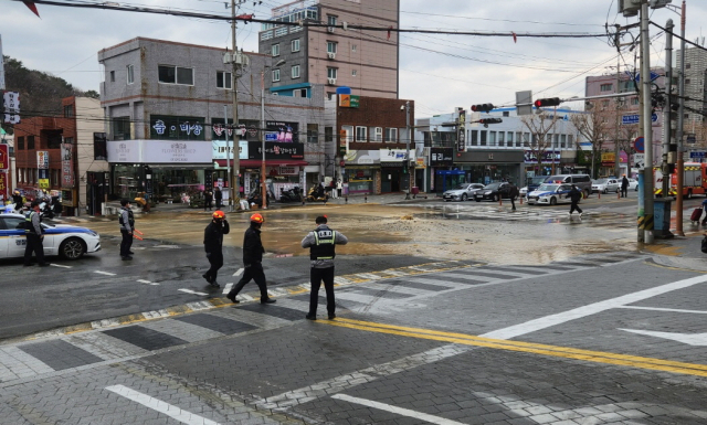 9일 부산경찰청 등에 따르면 이날 오후 3시 33분 사하구 하단동 동아대 앞 사거리에서 누수가 발생했다. 부산경찰청 제공