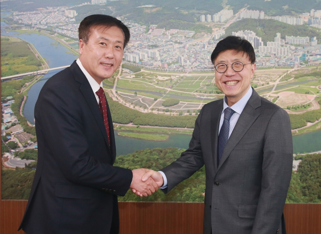 박관식 LX 부산울산지역본부 본부장(왼쪽)과 서정욱 울산광역시 행정부시장(오른쪽).