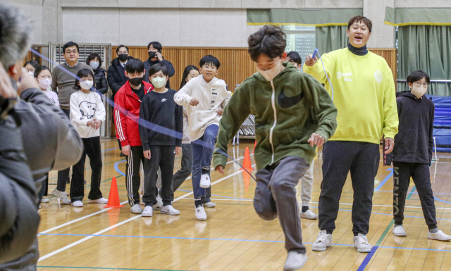 8일 오전 부산 해운대구 센텀초등학교 강당에서 ‘아침 체인지’(體仁智) 활동에 참석한 학생들이 체육 프로그램을 즐기고 있다. 김종진 기자 kjj1761@