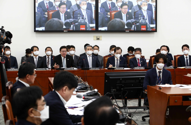 박형준 부산시장이 9일 국회에서 열린 2030 부산세계박람회(월드엑스포) 유치 지원 특별위원회의 전체회의에서 의원들의 질문에 답변하고 있다. 김종호 기자 kimjh@